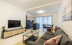 Beautiful Modern Central 2Br Apt